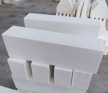 Corundum refractory bricks