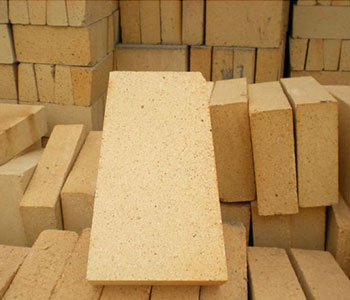 Basic refractory material